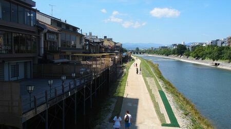 京都・鴨川の納涼床（筆者撮影）