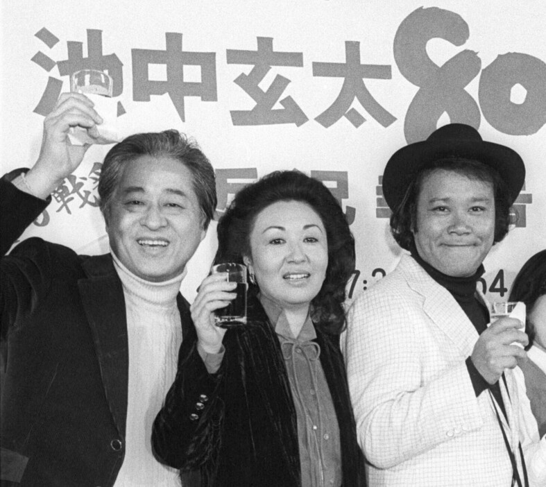 「池中玄太80キロ」のスペシャル版制作発表に出席した（左から）長門裕之さん、松尾和子さん、西田敏行さん＝1982年2月、東京都内のホテル