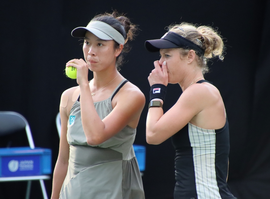 （左から）柴原瑛菜とラウラ・シゲムンド[画像/tennis365.net]