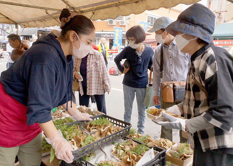 旬の食材などが人気を集めた「どでびっくり市in花巻」