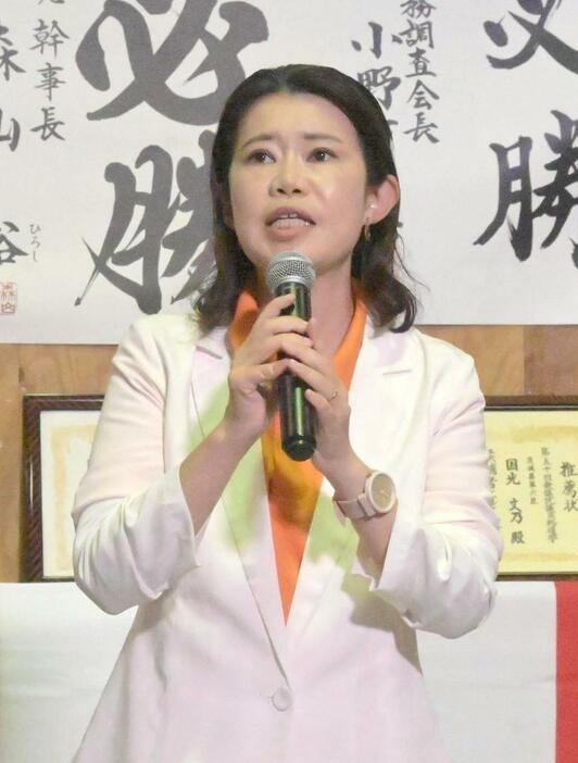 小選挙区で敗れ、支持者にあいさつする国光文乃氏=27日午後9時半過ぎ、つくば市吉瀬