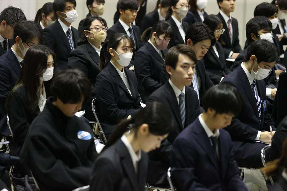 会社説明会に集まった学生＝3月、横浜市西区