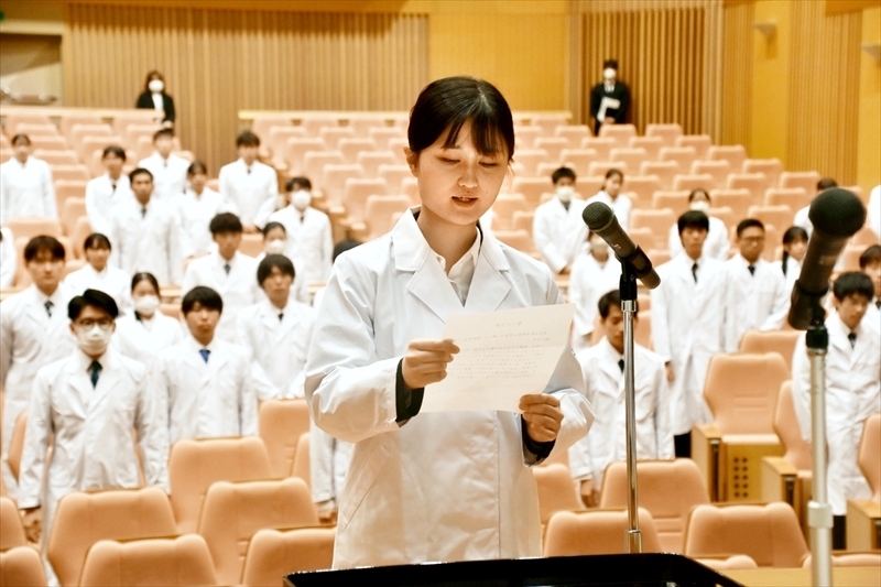 臨床実習に向けて誓いの言葉を述べる浅野さん