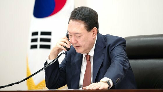 韓国の尹錫悦（ユン・ソクヨル）大統領が２８日、ソウル竜山（ヨンサン）大統領室庁舎で欧州連合（ＥＵ）のウルズラ・フォンデアライエン委員長と電話会談を行っている。［写真　韓国大統領室］