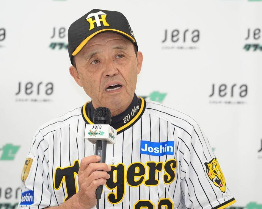 クライマックスシリーズ・セの共同記者会見で発言する阪神・岡田彰布監督＝甲子園球場（撮影・松永渉平)