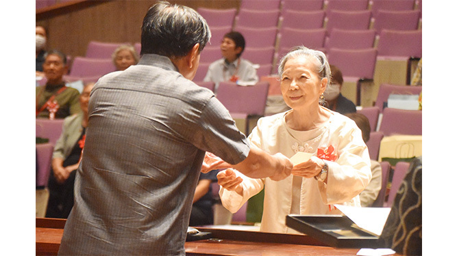 卒業証書を授かる受講生＝5日、市民会館大ホール