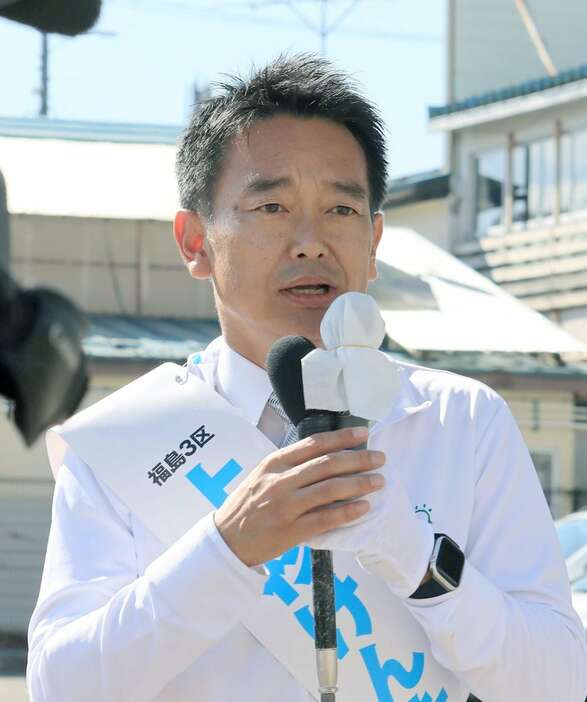 街頭で支持を訴える上杉謙太郎氏