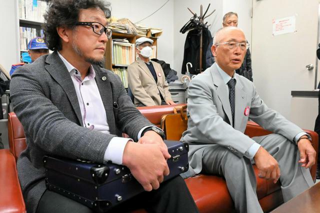 逆転敗訴の判決を受けて取材に応じる池上治男さん（前列右）と中村憲昭弁護士（同左）=2024年10月18日午後3時30分、札幌市中央区、古畑航希撮影