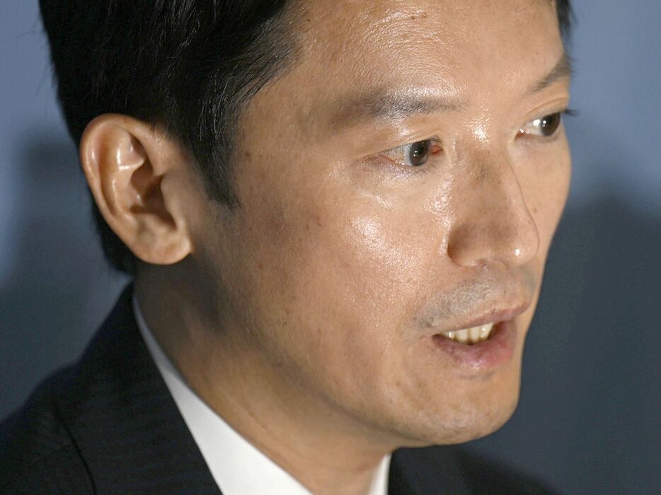 兵庫県庁で記者会見する斎藤元彦知事。失職を選び、出直し選挙に出馬すると表明した＝2024年9月26日午後 - 写真＝共同通信社