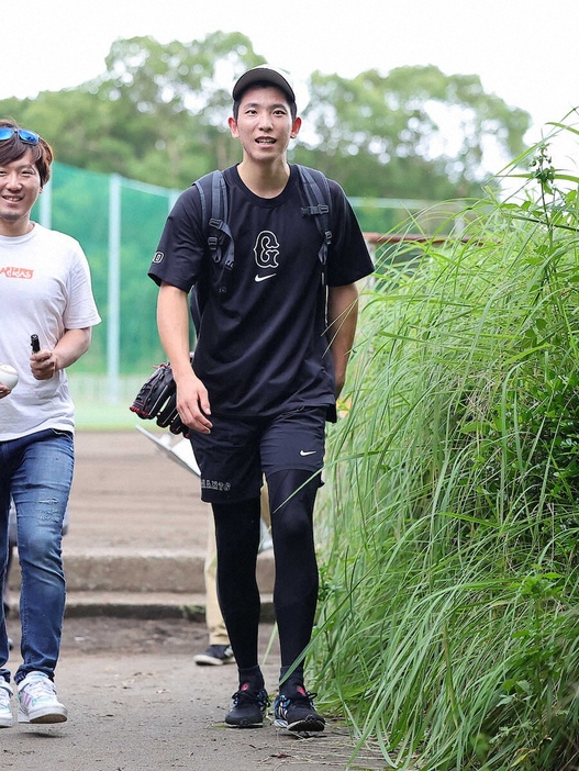 練習を終え、引き揚げる戸郷（撮影・光山　貴大）