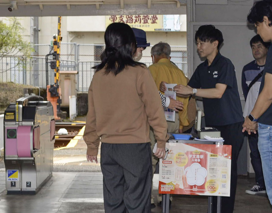 南海電鉄学文路駅で入場券を特別販売する同社社員ら＝5日、和歌山県橋本市