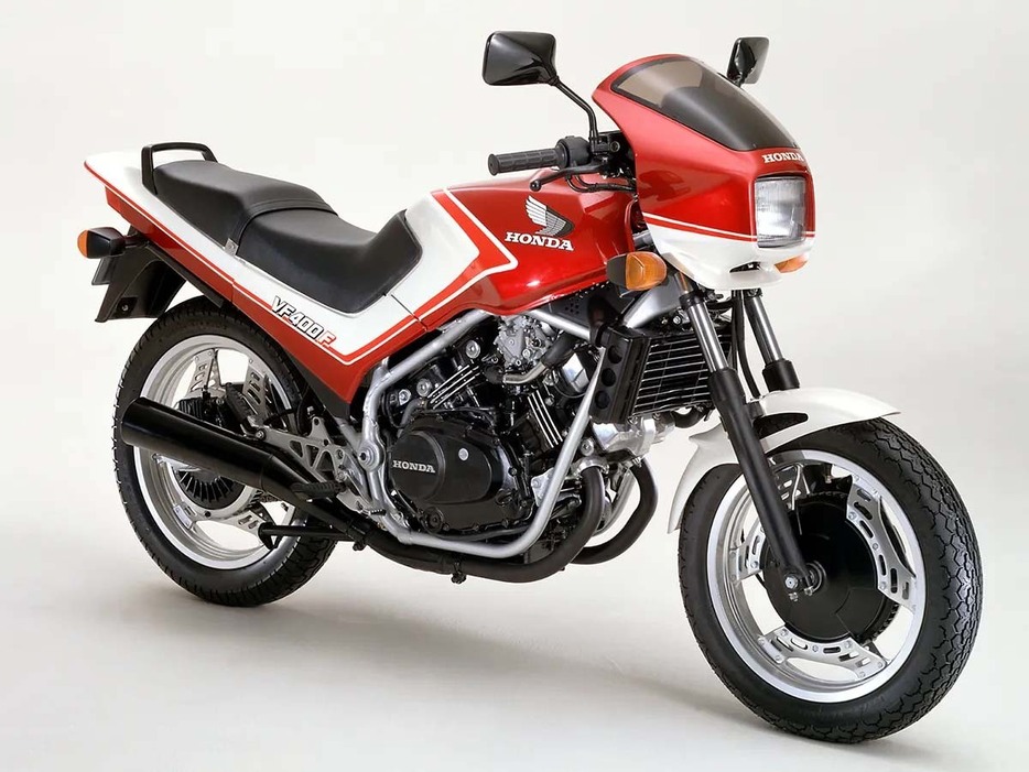 1983年に登場した初代NC13型VF400Fは、最高出力53PSの90度V型エンジンNC13Eをスチール製のダブルクレードルフレームに搭載していた。