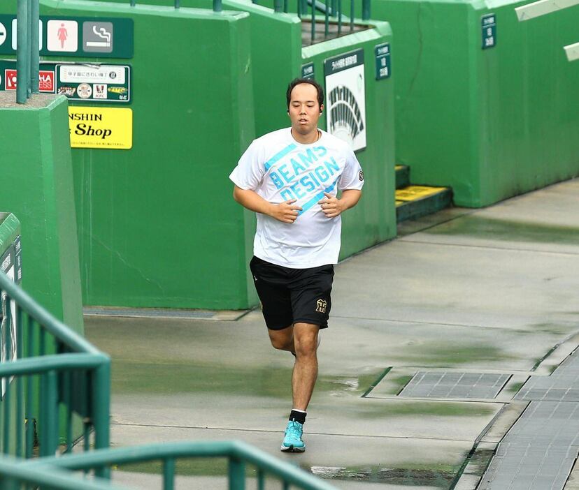 甲子園球場のスタンドを走る阪神・青柳晃洋