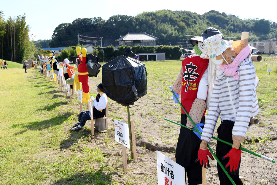 農園に並ぶかかし＝いずれも館山