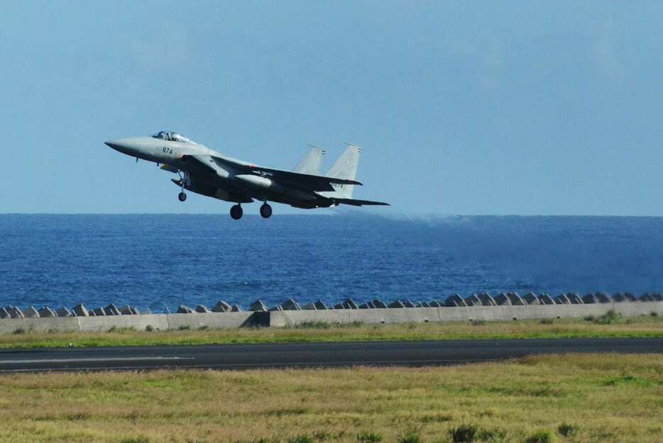 着陸後すぐ離陸する「タッチ・アンド・ゴー」を訓練する航空自衛隊Ｆ１５戦闘機＝２７日午後３時すぎ、奄美市笠利の奄美空港