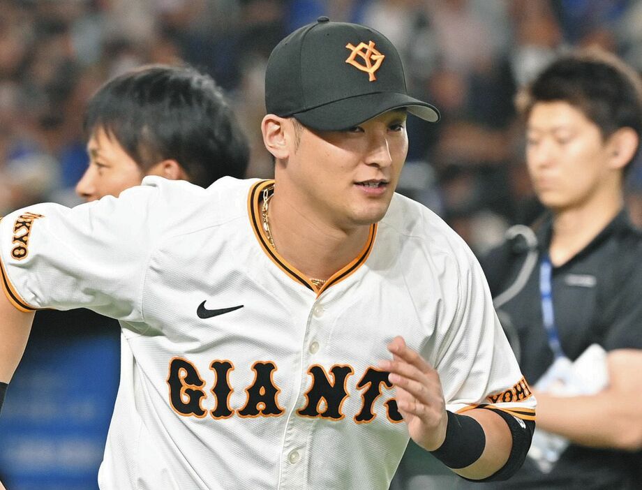 試合前の練習に参加する巨人・吉川