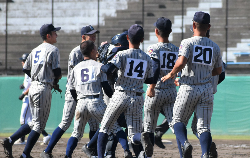 【敦賀気比－日本航空石川】3年ぶりの優勝を決めて喜ぶ敦賀気比の選手たち＝石川県立野球場で2024年10月21日、下河辺果歩撮影