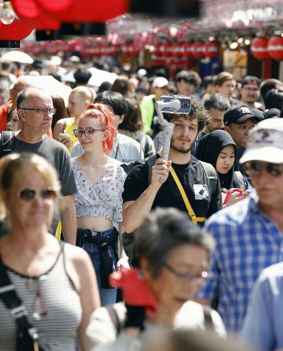 訪日客らでにぎわう東京・浅草の仲見世通り＝4月