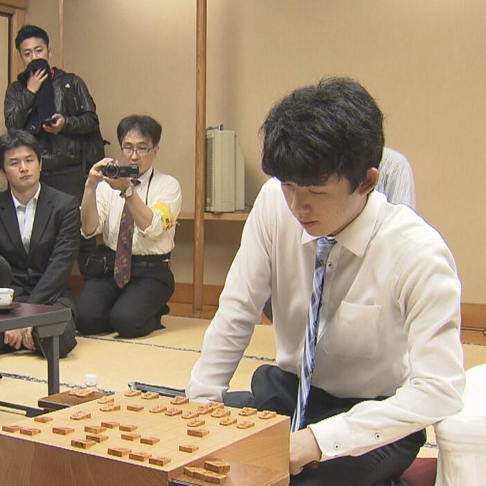 前人未到の29連勝を達成するなど社会現象を巻き起こしていた藤井聡太四段（2017年6月当時）