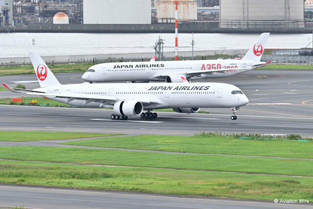 羽田A滑走路へ着陸するJALのA350-1000 6号機（手前）とニューヨーク行きJL6便の2号機＝24年10月3日 PHOTO: Tadayuki YOSHIKAWA/Aviation Wire