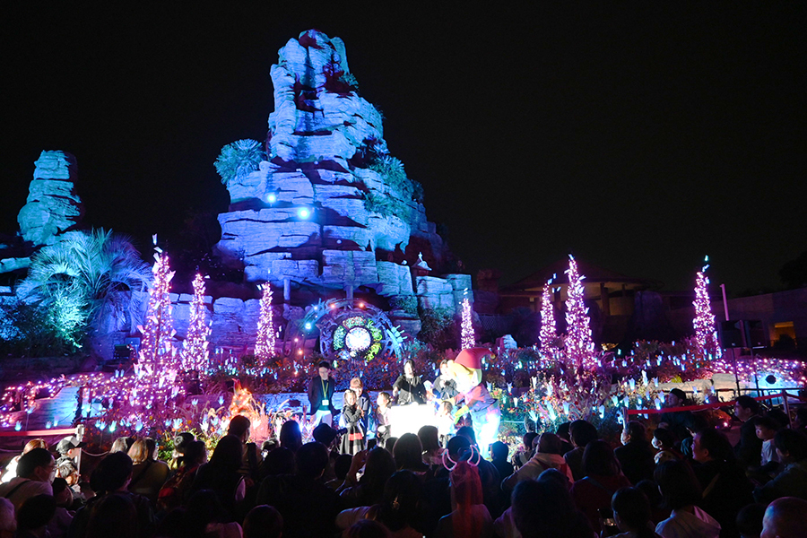 夜の遊園地に人だかり…という珍しい光景