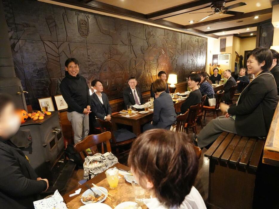 「老若男女が幸せに暮らせる地域とは」をテーマに開かれた飲酒交流会「グリーンドリンクス」