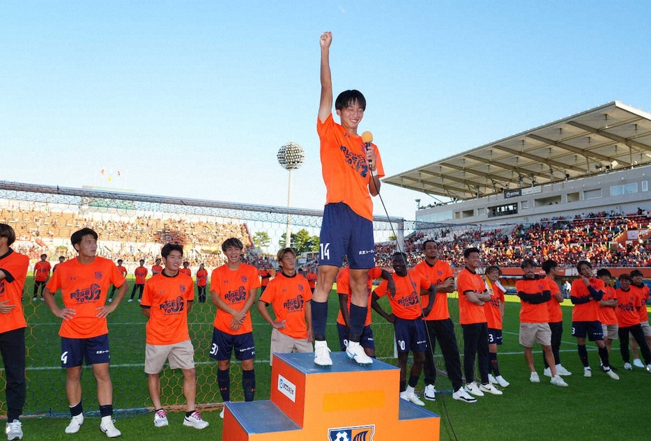 ＜大宮・福島＞サポーターの前で勝利を喜ぶ大宮・泉（中央）ら（撮影・郡司　修）