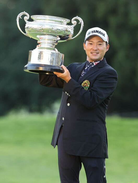 優勝し記念撮影をする今平周吾＝埼玉・東京GC（撮影・萩原悠久人）