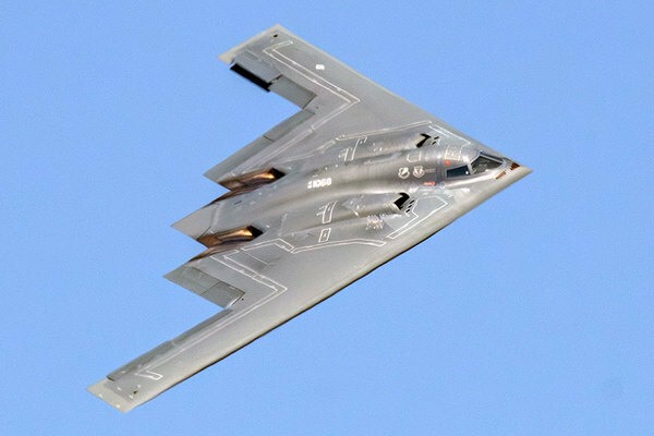 「世界一高い飛行機」といわれるB-2戦略爆撃機（画像：アメリカ空軍）。