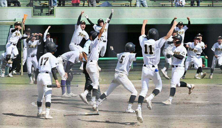 サヨナラ勝ちで九州大会出場を決め喜ぶ育徳館の選手たち