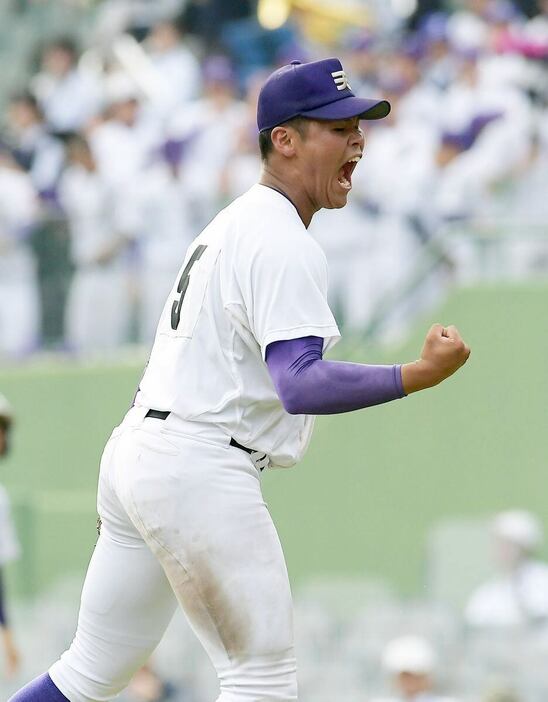 【高校野球秋季近畿大会】滋賀短大付対天理　七回のピンチを凌ぎ、吠える天理・伊藤達也＝ほっともっとフィールド神戸（撮影・林俊志）