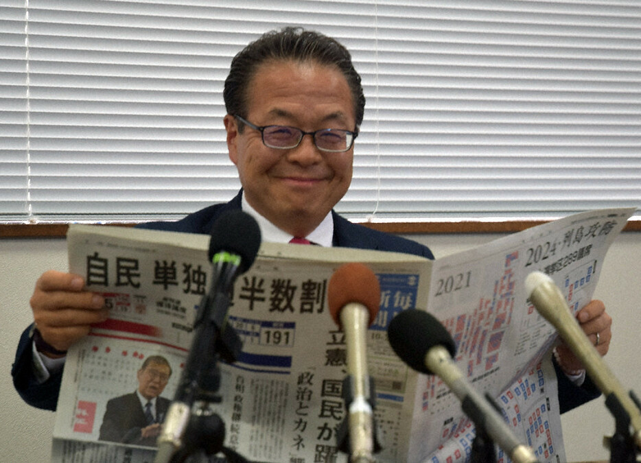 衆院で初当選し、満足げに毎日新聞を読む世耕弘成氏＝田辺市稲成町で、大澤孝二撮影