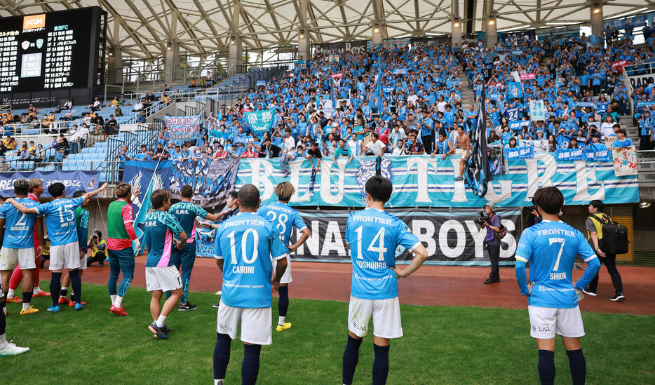 仙台対横浜FC　0－3で敗れ、サポーターにあいさつする横浜FCの選手たち（撮影・野上伸悟）