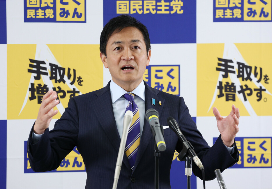 記者団の質問に答える国民民主党の玉木雄一郎代表＝３１日午後、国会内