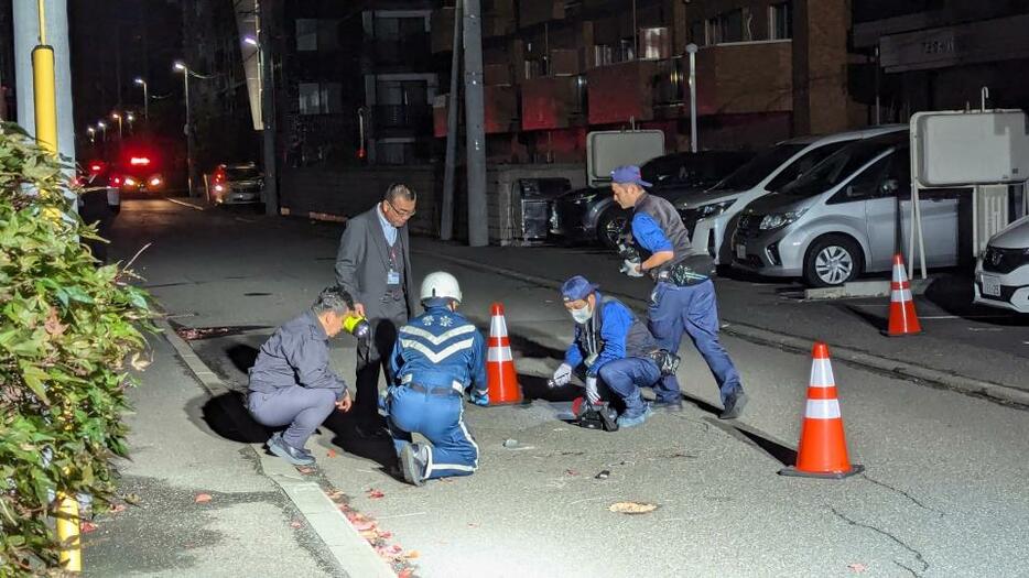 警察による現場検証（24日午前5時前　札幌市白石区）