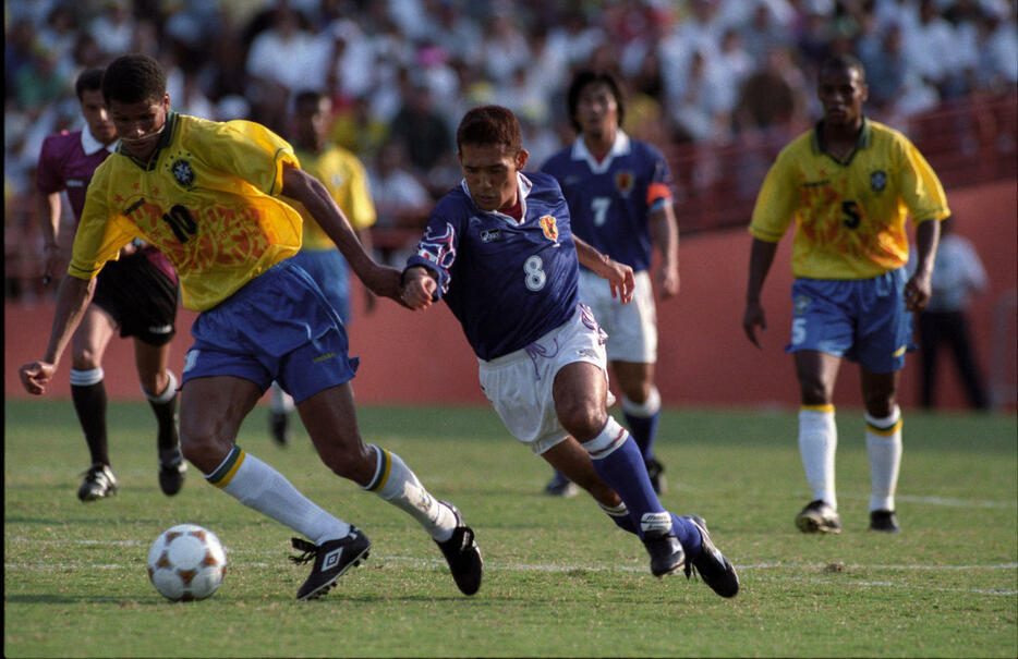 アトランタ五輪サッカー日本対ブラジル　リバウドと競り合う伊東輝悦