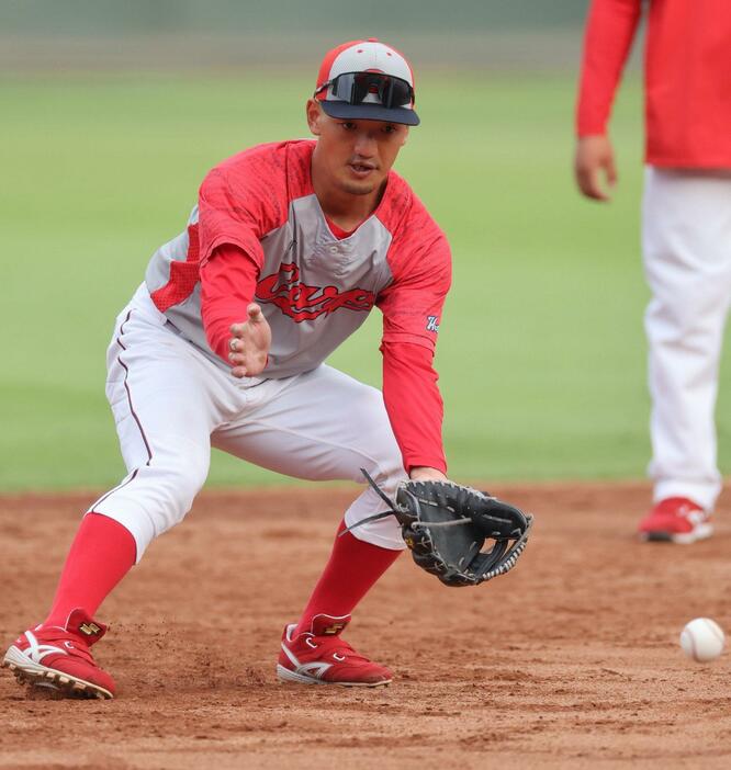 守備練習に取り組む矢野