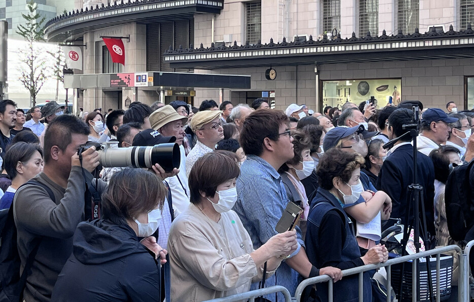 ２７日の衆院選投開票まで残り１週間を切り、与野党は接戦の選挙区のてこ入れに懸命だ。写真は街頭演説を聞く有権者ら＝２１日午前、大阪市