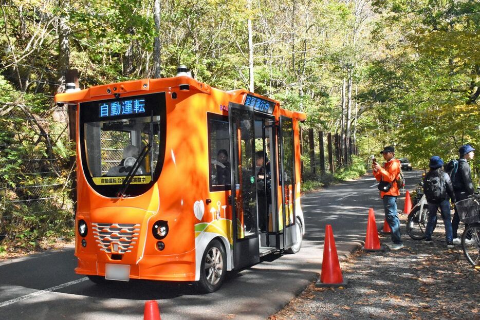 国道102号で実証実験が行われている自動運転車両＝21日、奥入瀬渓流の「阿修羅の流れ」付近