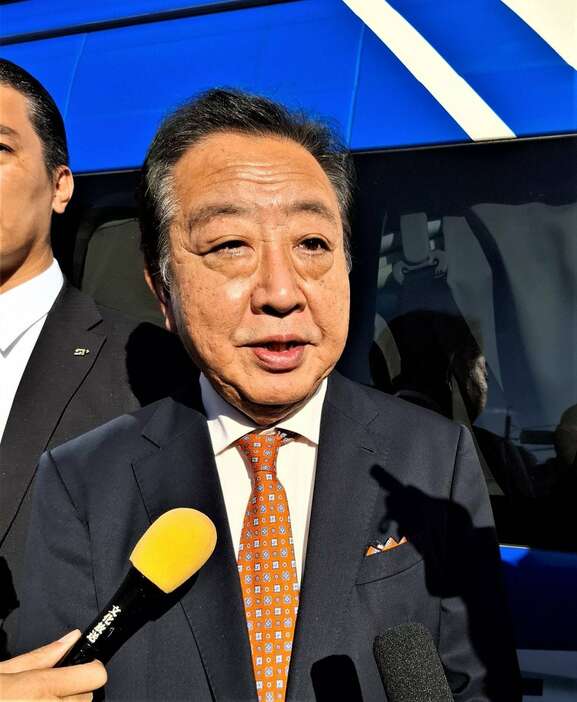 街頭演説後、記者団の取材に応じる立憲民主党の野田佳彦代表＝20日午後、東京都板橋区（千田恒弥撮影）