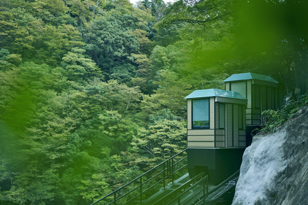 箱根の静寂の谷にひっそりとたたずむ「エスパシオ 箱根迎賓館 麟鳳亀龍」へと続く、専用の渓谷電車（プライベートケーブルカー）。