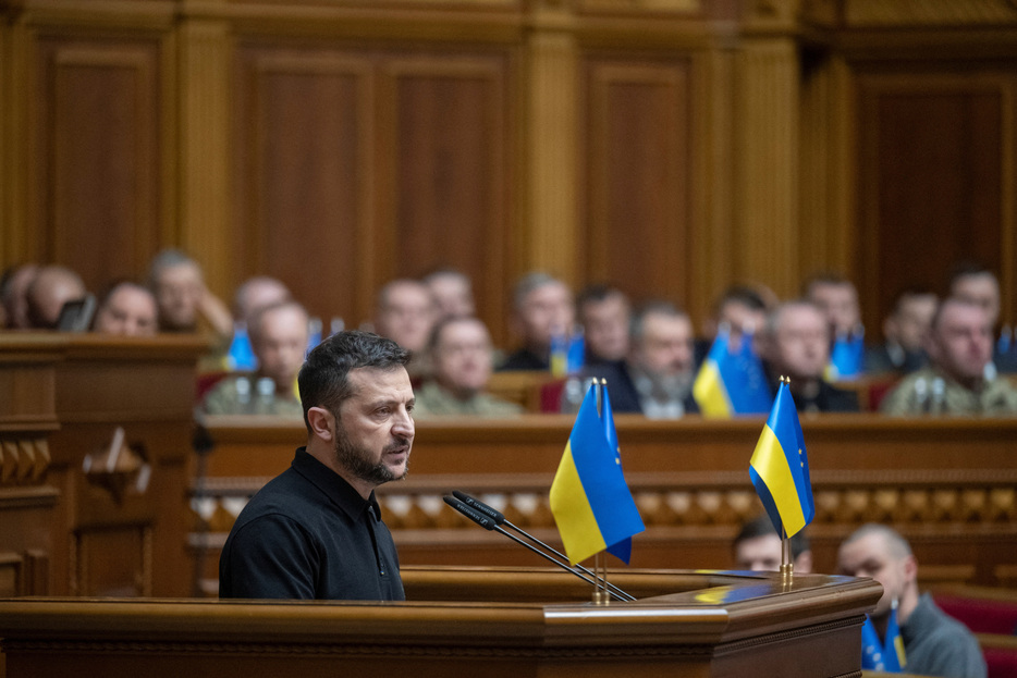 　ウクライナのゼレンスキー大統領は１６日、ウクライナ議会で演説し、対ロシア戦争を終結させる「勝利計画」を発表した。１６日撮影（２０２４年　ロイター／Andrii Nesterenko）