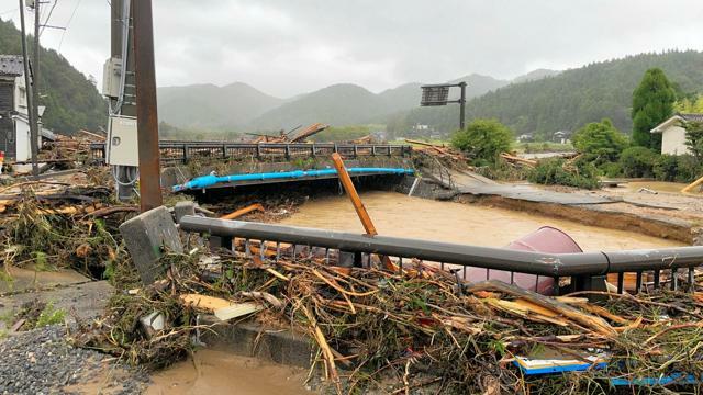 鈴屋川にかかる五里分橋に引っかかった大量の流木=2024年9月21日午前11時43分、石川県輪島市町野町、住民提供