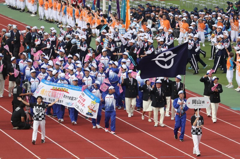 総合開会式で軽快に行進する岡山県選手団＝SAGAサンライズパーク陸上競技場