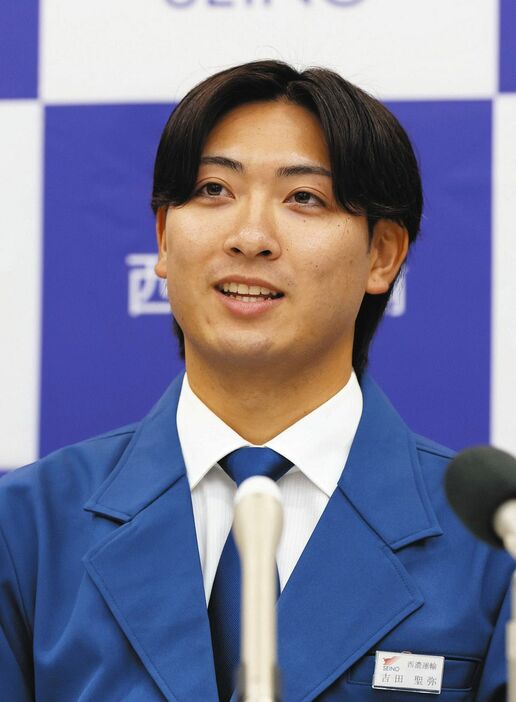 中日に２位指名を受け、記者会見する西濃運輸の吉田聖弥