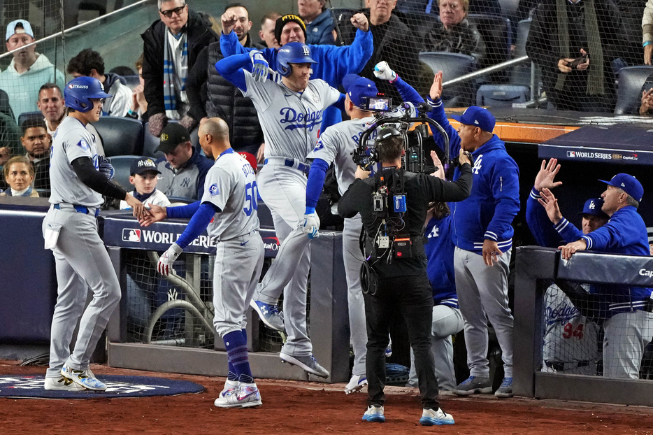 ＭＬＢは２８日、ニューヨークでワールドシリーズの第３戦を行い、大谷翔平選手（左端）と山本由伸投手が所属するドジャースがヤンキースに４─２で勝利。通算３勝０敗と優勝に王手をかけた（２０２４年　ロイター/USA TODAY Sports）