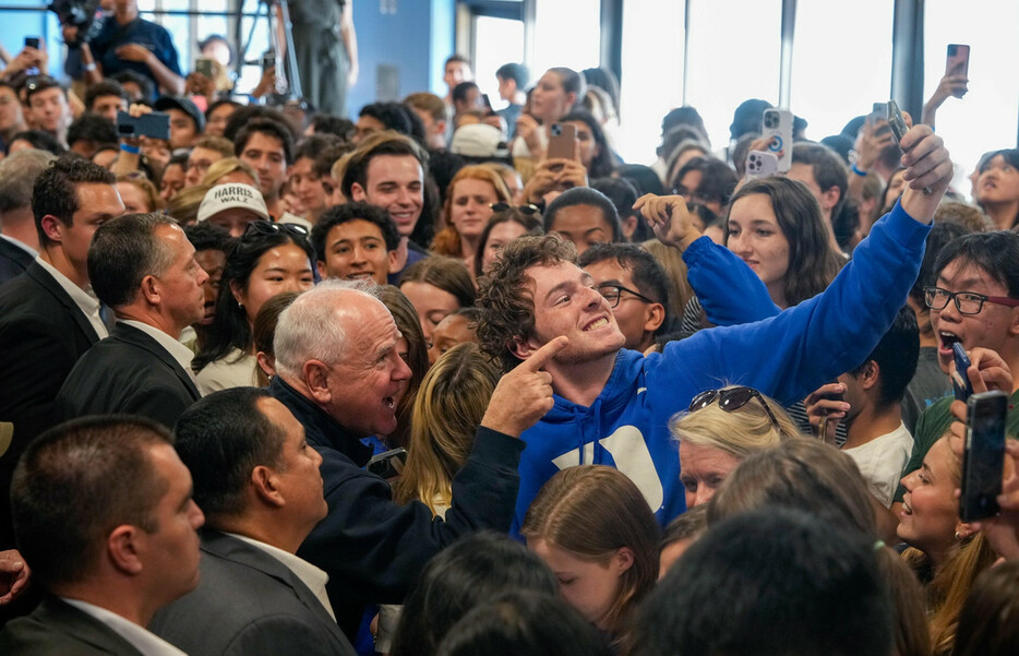 米デューク大で大学生と交流する民主党副大統領候補のウォルズ・ミネソタ州知事（中央左）＝２４日、ノースカロライナ州ダーラム（ウォルズ氏のＳＮＳより・時事）