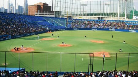 クライマックスシリーズ、日本シリーズと続きプロ野球は盛り上がるが……（画像：tabibito / PIXTA）