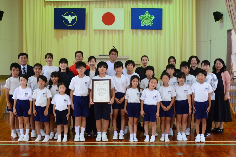 優秀校表彰の伝達式を行った龍郷小＝21日、龍郷町龍郷