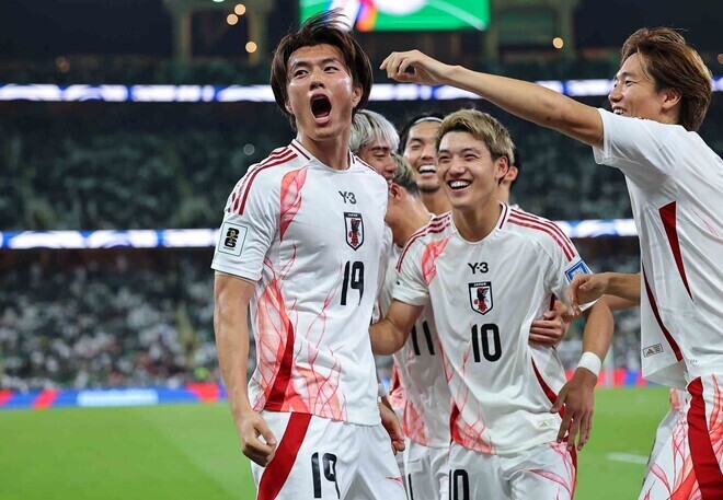 ヘッドで２点を決めた小川。写真：梅月智史（サッカーダイジェスト写真部／現地特派）